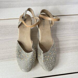 White Mountain 8M Light Green Sailboat Espadrille Wedge Gold Tone Embellished